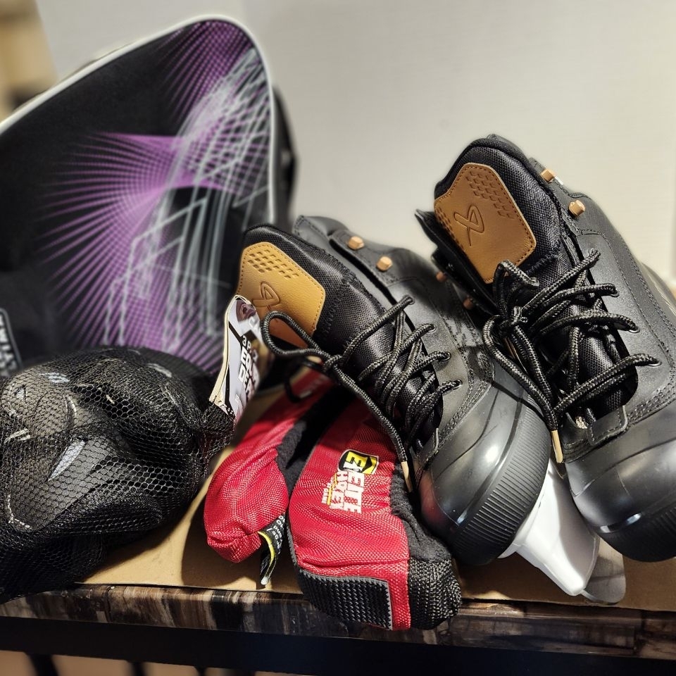 Men's Skate Bauer Colorado Size 7, New Condition, With 3 Packs Of Protective